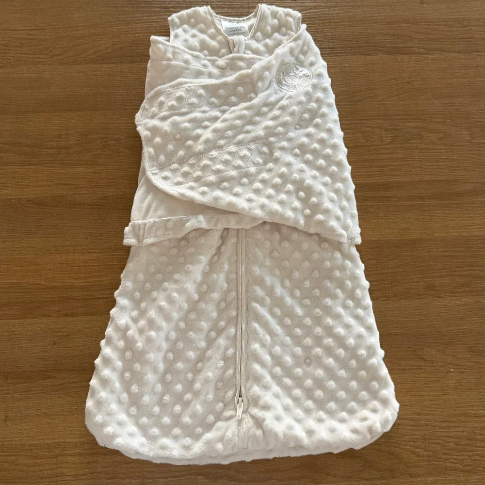 Halo SleepSack Swaddle Small 3-6m Cream Dot Embossed Plush Wearable Blanket